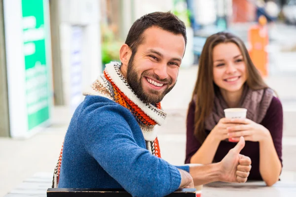 Uomini e donne che bevono tè o caffè. Un picnic. Bevi caldo quando fa freddo. Coppia felice con tazze di caffè nel parco autunnale. Storia d'amore concetto — Foto Stock