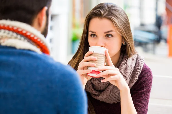 Çay veya kahve içme kadın ve erkek. Piknik. Serin havalarda sıcak içecek. Kahve bardakları sonbahar Park ile mutlu çift. Aşk hikayesi kavramı — Stok fotoğraf
