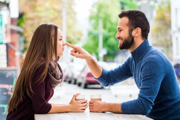 Man en vrouw drinken thee of koffie. Picknick. Drink warme in koel weer. Gelukkige paar met koffie kopjes in herfst park. Liefde verhaal concept — Stockfoto