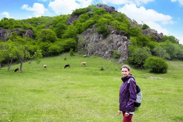 Hermosa joven viajando con una mochila — Foto de Stock