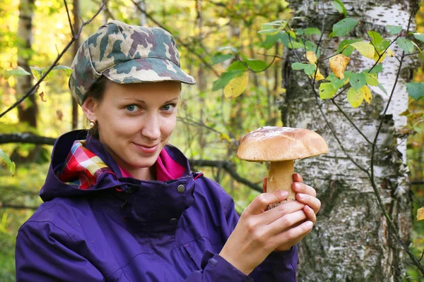 女孩在森林上收集 cep 牛肝菌 — 图库照片