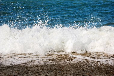 dalga kıyıya doğal arka plan sıçramasına deniz