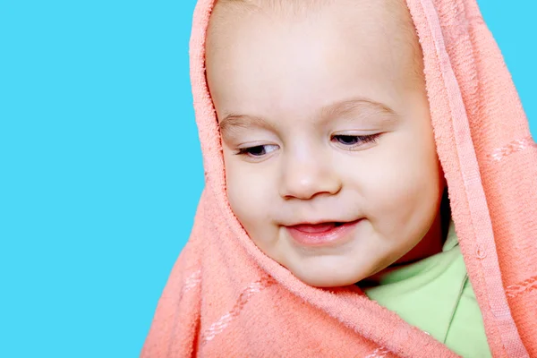 Smiling baby wrapped in a pink towel — Stock Photo, Image