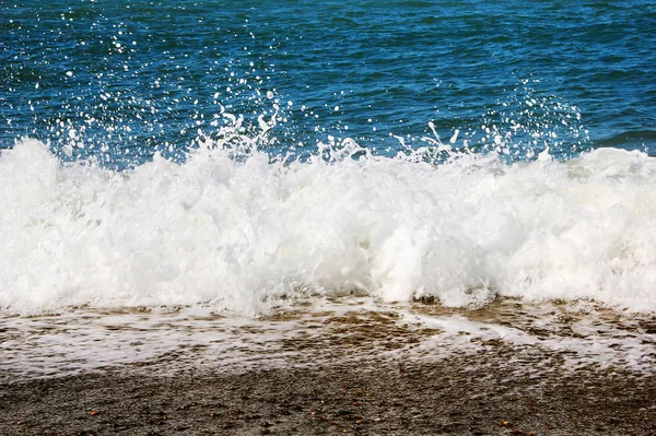 Sea wave splashing to the coast, natural background — Stock Photo, Image