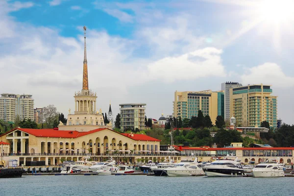 Tengeri kikötő egy marina, Sochi, Oroszország — Stock Fotó