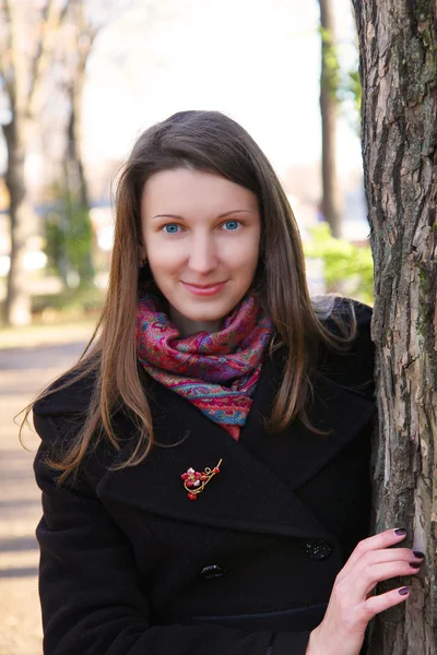 Beautiful girl in a park on an autumn-day — Stock Photo, Image