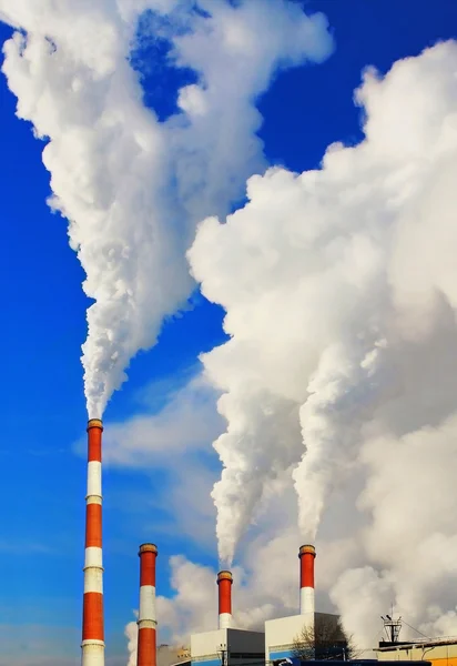 Tubi di fumo della centrale termica contro il cielo blu — Foto Stock