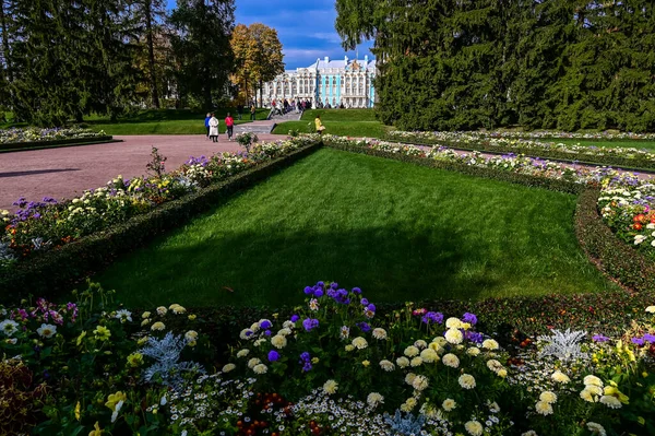 Automne coloré. Pouchkine, Saint-Pétersbourg. Russie Cour arrière du palais Catherine. — Photo