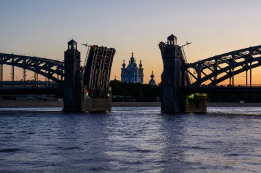 Beyaz geceler boyunca Smolny Katedrali 'ne tepeden bakan Neva nehri üzerindeki Bolsheokhtinsky köprüsü. Saint Petersburg, Rusya
