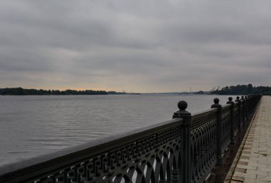 Volga Nehri Embankment, Yaroslavl. Gri kasvetli gün