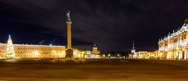 Дворцовая площадь Санкт-Петербурга. Новогодняя елка — стоковое фото