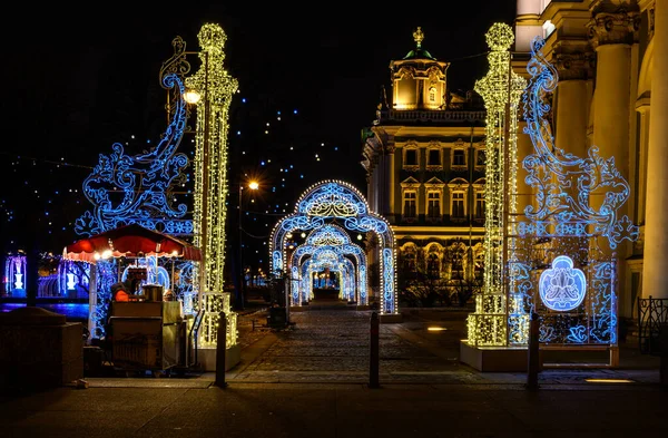 Winter Palace Garden 'da. St. Petersburg Sarayı. Yılbaşı ağacı