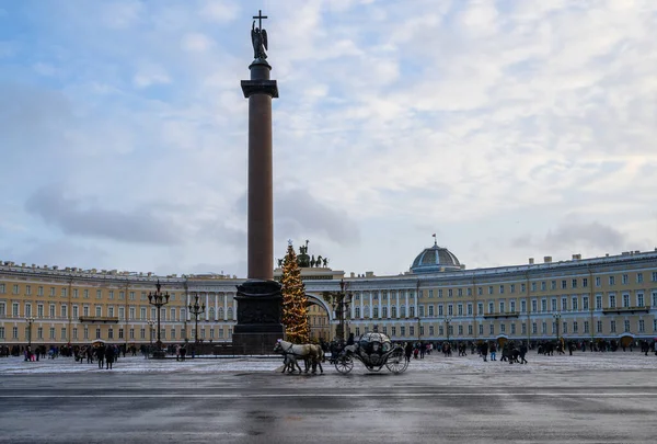 Carriage ride. Palace Square St. Petersburg. New Year Christmas tree — Stock Photo, Image