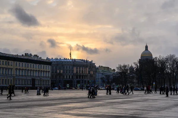 Vista de la Catedral de San Isaacs. Plaza del Palacio San Petersburgo. Árbol de Navidad de Año Nuevo —  Fotos de Stock