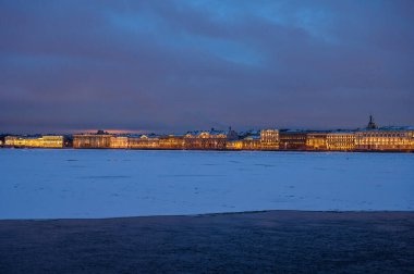 Kışın Neva nehri. Harika bir akşam fotoğrafı.