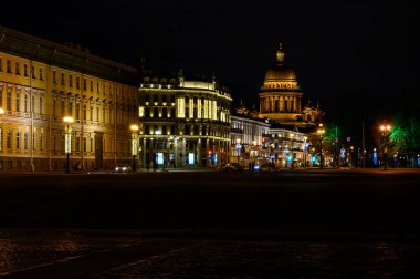 St. Isaacs Katedrali manzarası. St. Petersburg Sarayı. Yılbaşı ağacı