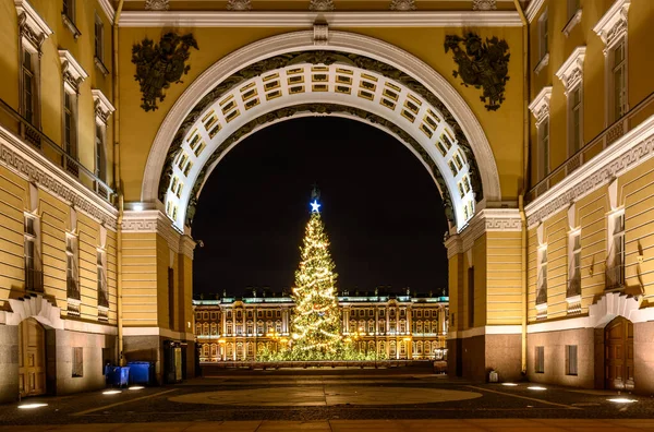 Boog van de generale staf. Paleis Sint-Petersburg. Nieuwjaarskerstboom Stockfoto