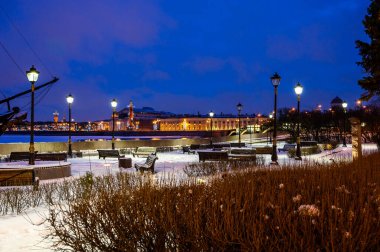 Mytninskaya seti, rahat bir meydan. Yeni yıl gecesi St. Petersburg. Vasilyevska Adası 'nın oku