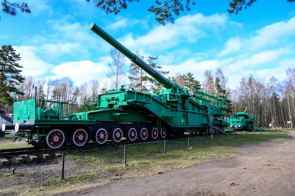Çerçevede büyük bir top var. Demiryolu topçu taşıyıcısı TM 3-12 top 305 mm. Fort Krasnaya Gorka Leningrad Bölgesi. Zafer Günü.