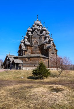 Ahşap mimari. Tahtadan yapılmış güzel bir kilise. Dünya dinleri. taviz verme.