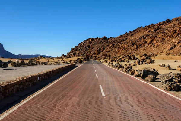 美丽的乡村道路和大自然。把它拴在路中间。月球景观。西班牙加那利群岛Tenerife岛Teide国家公园的沙漠景观 — 图库照片