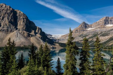 Banff Ulusal Parkı, Buz Tarlaları Parkı, Bow Gölü. Rocky Dağları. Güzel manzara. Kanada 'nın dağlarında.