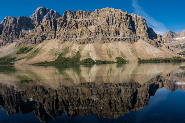 Parc national Banff, promenade des Glaciers, lac Bow. Montagnes Rocheuses. belle vue. haut dans les montagnes du Canada. — Photo