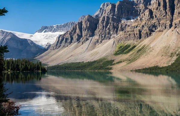 밴프 국립 공원 , Icefields parkway, Bow lake. 로키 산맥. 아름다운 경치. 캐나다의 높은 산들. — 스톡 사진