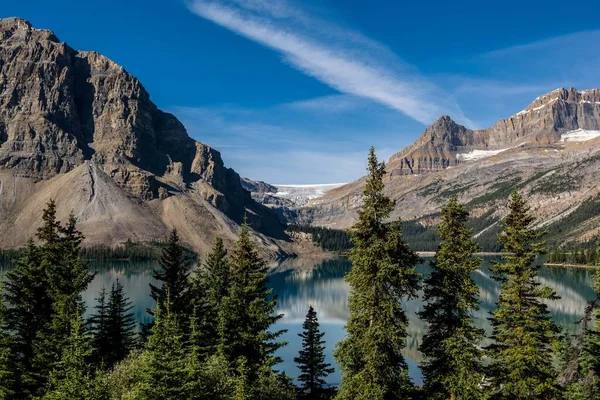 Banff Ulusal Parkı, Buz Tarlaları Parkı, Bow Gölü. Rocky Dağları. Güzel manzara. Kanada 'nın dağlarında.