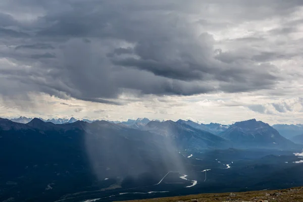 A rain cloud is pouring rain. beautiful birds-eye view. the beauty of the mountains. Canadian mountains, clouds. — Stock Photo, Image