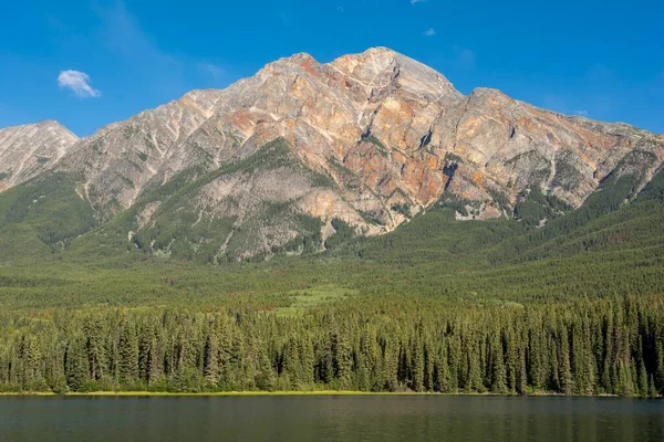 피라미드처럼 산처럼 생겼습니다. Pyramid Mountain, Jasper National Park, Canada. — 스톡 사진