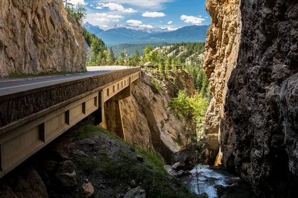 Sinclair Canyen. Dar bir geçitte yol. Manzaralı dağ manzarası. Kootenay Ulusal Parkı