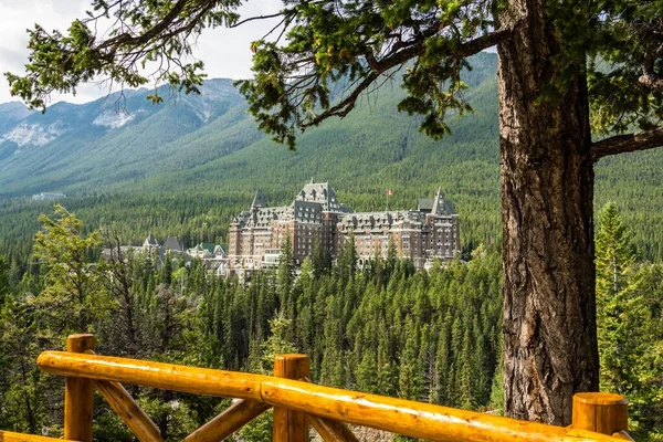 Kanada Kayalıkları 'ndaki Banff Springs Oteli. Otelin güzel manzarası..
