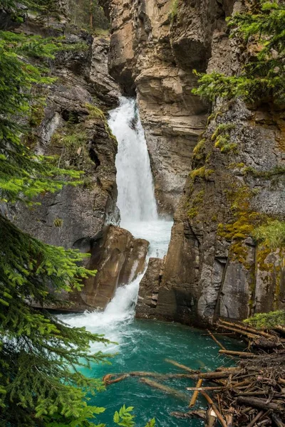 Waterfall at the Johnston Canyon in banff. beautiful gorge, beautiful colors. Johnston Canyon, Alberta, Canada — Stock Photo, Image