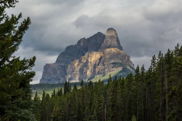 Castle Mountain near the Bow River, Banff National Park, Alberta, Canada. the mountain looks like a castle. — Stock Photo, Image