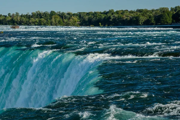 Niagarafallen, hästsko och regnbåge. vacker flerfärgad regnbåge på bakgrunden av ett vattenfall — Stockfoto