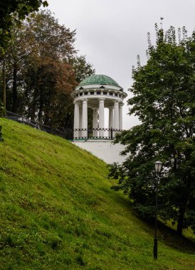 Rotunda Yaroslavl 'daki Strelka' da, Kotorosl Volga 'ya akar.