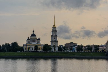 Volga nehrinin kıyısındaki güzel katedral. Spaso-Preobrazhensky Katedrali, Rybinsk, Yaroslavl Bölgesi