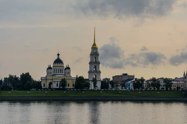 볼가 강변에 있는 아름다운 성당입니다. Spaso-Preobrazhensky Cathedral, Rybinsk, Yaroslavl region — 스톡 사진