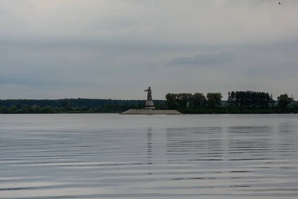 Вид на памятник Мать-Волга Волга Рыбинск, Ярославская область — стоковое фото