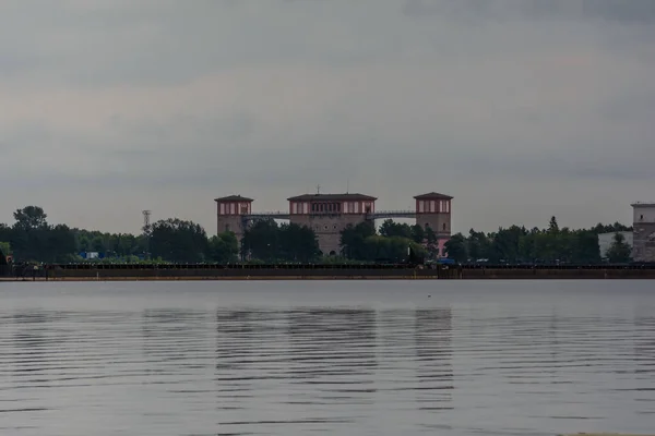 Рыбинские ворота на заднем плане. Волга-Рыбинск Ярославской области — стоковое фото