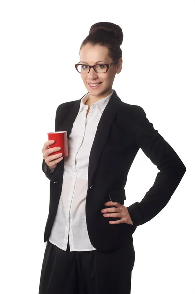 Młoda kobieta trzyma białe filiżanka kawy — Zdjęcie stockowe