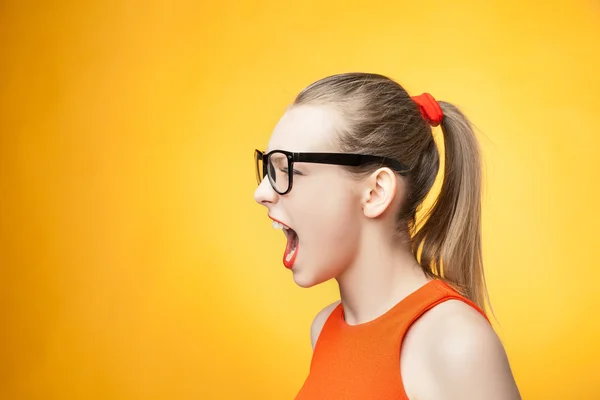 Mujer estricta gritando sobre fondo naranja — Foto de Stock