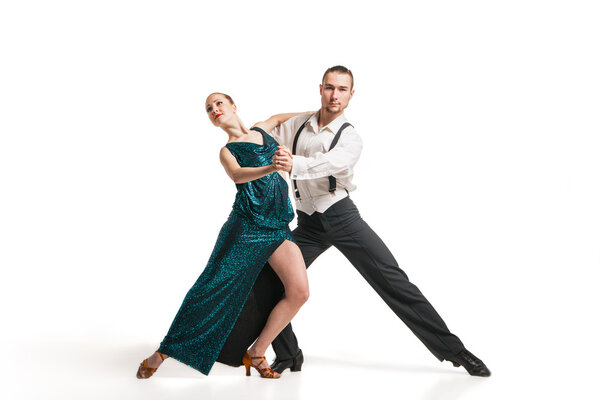 профессиональные артисты танцуют над белым
