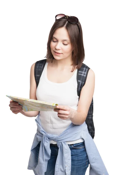 Mädchen sucht Platz auf Karte mit Rucksack — Stockfoto