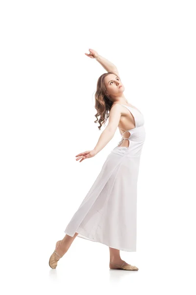 Młoda kobieta tańczy w sukni na białym — Zdjęcie stockowe