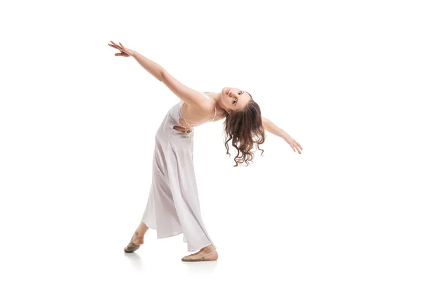 Jonge vrouw in jurk dansen over Wit — Stockfoto