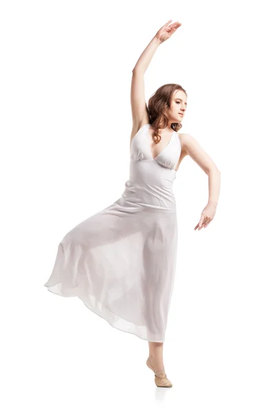 Giovane donna che balla in abito sopra bianco — Foto Stock