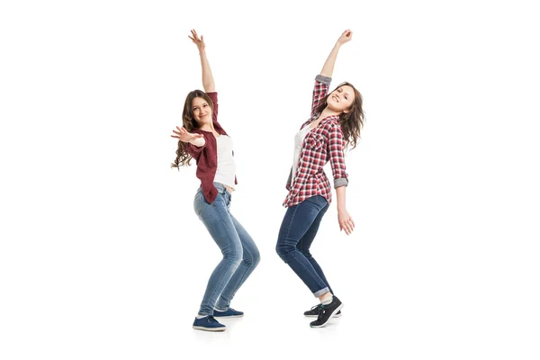 Twee jonge vrouwen die dansen op witte achtergrond — Stockfoto