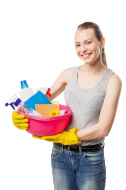Temizleyiciler ve izole mendil ile gülümseyen kadın